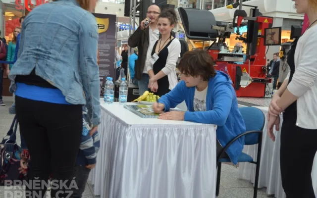 Motocyklový jezdec Karel Abraham se podepisoval fanouškům v Olympii, foto: Brněnská Drbna, Hana Mikešová