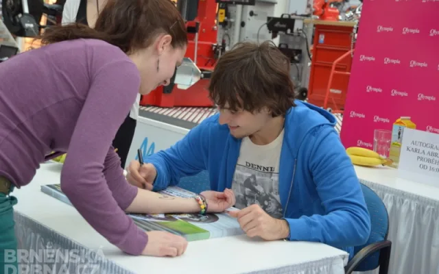 Karel Abraham se fanynce podepsal i na ruku, foto: Brněnská Drbna, Hana Mikešová