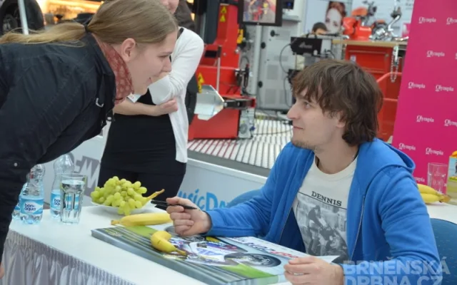 Fanynka Jitka Svobodová si od Karla Abrahama nechala podepsat banán, foto: Brěnská Drbna, Hana Mikešová