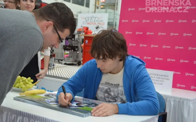 Motocyklový jezdec Karel Abraham se podepisoval fanouškům v Olympii, foto: Brněnská Drbna, Hana Mikešová