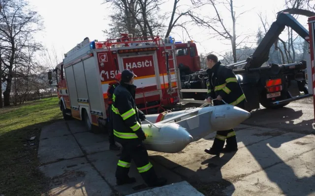 Hasiči likvidovali ropnou látku na řece Svratce, foto: hasiči JMK