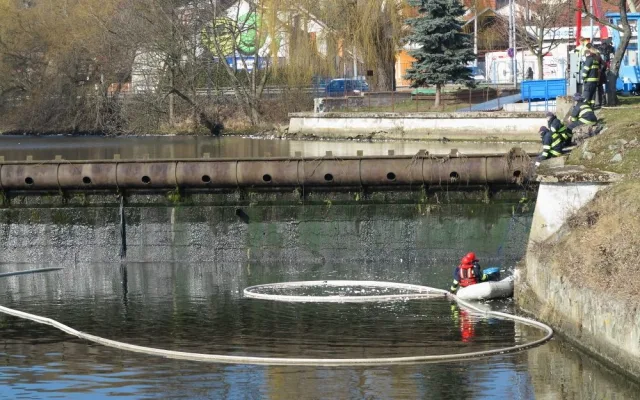 Hasiči likvidovali ropnou látku na řece Svratce, foto: hasiči JMK