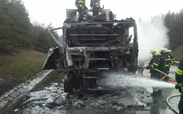 Zničený kamion na D1, foto: HZS JMK