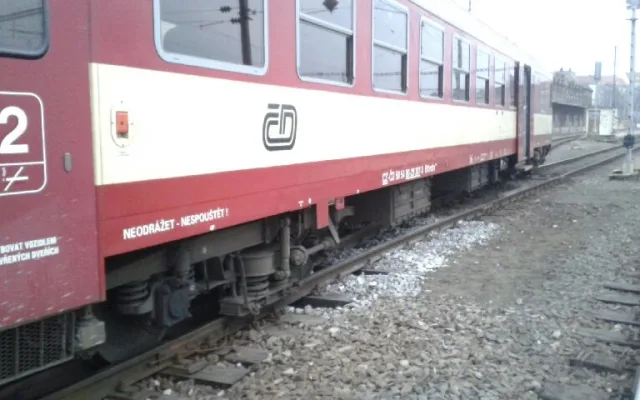 Vykolejený vlak na hlavním nádraží, foto: Drážní inspekce