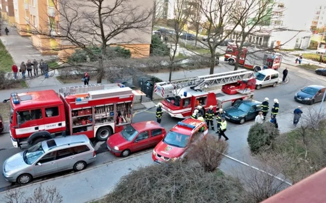 Hasiči likvidovali požár v Prušánecké ulici na Vinohradech, foto: hasiči JMK
