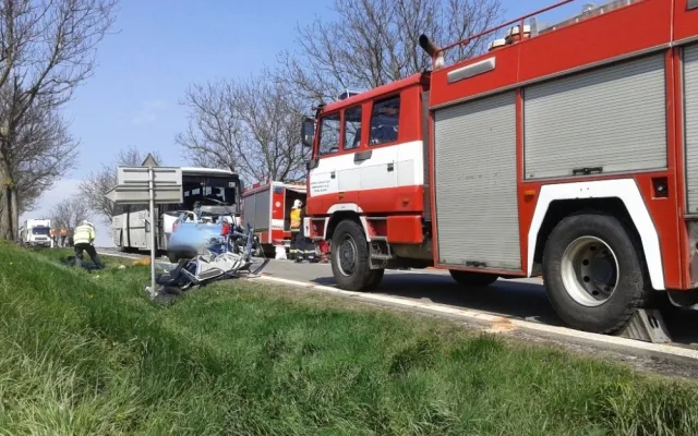 Nehoda zablokovala silnici na tři hodiny, foto: hasiči JMK
