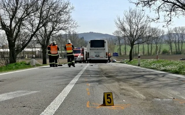 Nehoda zablokovala silnici na tři hodiny, foto: hasiči JMK
