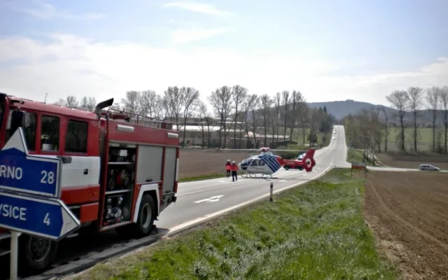 Nehoda zablokovala silnici na tři hodiny, foto: hasiči JMK
