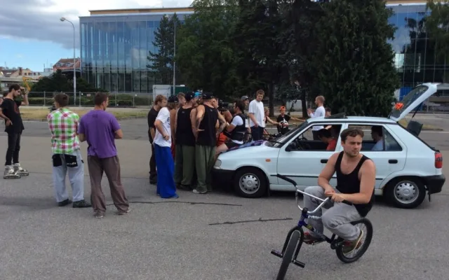 Po natáčení se všichni na záběry dívají, foto: Brněnská Drbna, David Zouhar