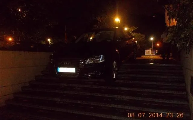 Švédovo Audi se zaseklo na schodech, které si spletl s vjezdem do garáží, foto: MPB
