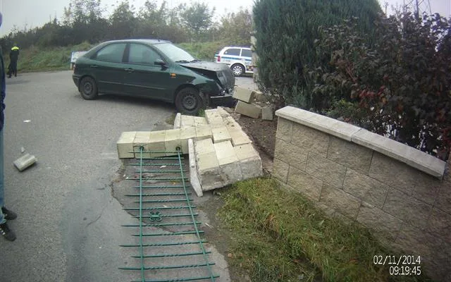 Opilý řidič boural v neděli dopoledne, tentokráte do dom