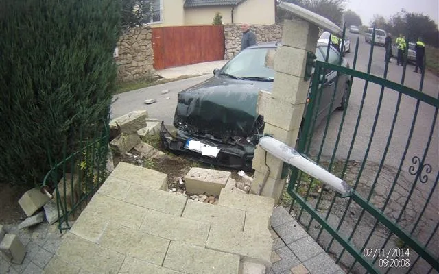 Opilý řidič boural v neděli dopoledne, tentokráte do dom