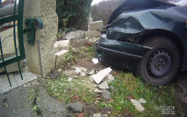 Opilý řidič boural v neděli dopoledne, tentokráte do dom