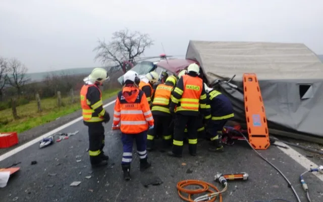 Hasiči vyprošťovali řidiče z dodávky u Borkovan na Břeclavsku
