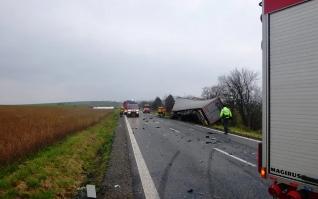 Hasiči vyprošťovali řidiče z dodávky u Borkovan na Břeclavsku