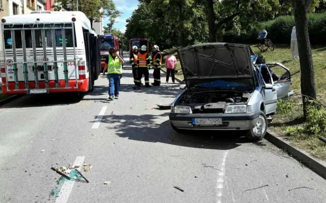 Dopravní nehoda autobusu a osobního auta