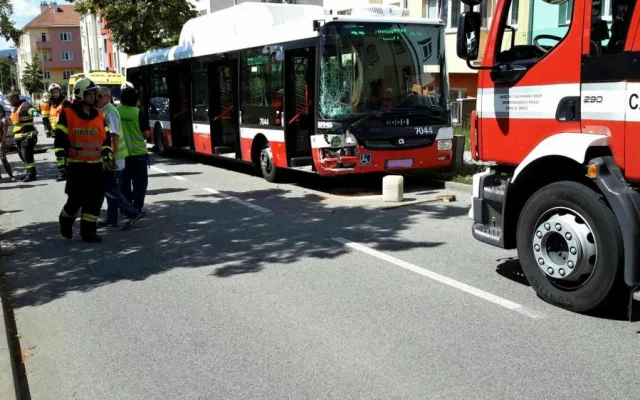 Dopravní nehoda autobusu a osobního auta