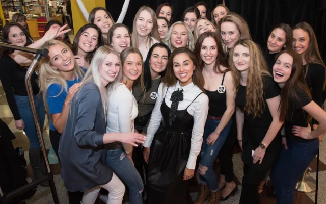 Účastnice castingu s českou Miss Michaelou Habáňovou