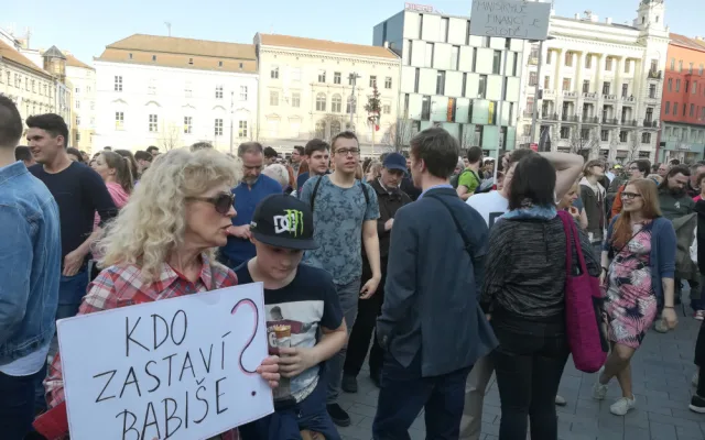 Lidé si na náměstí Svobody přinesli i transparenty