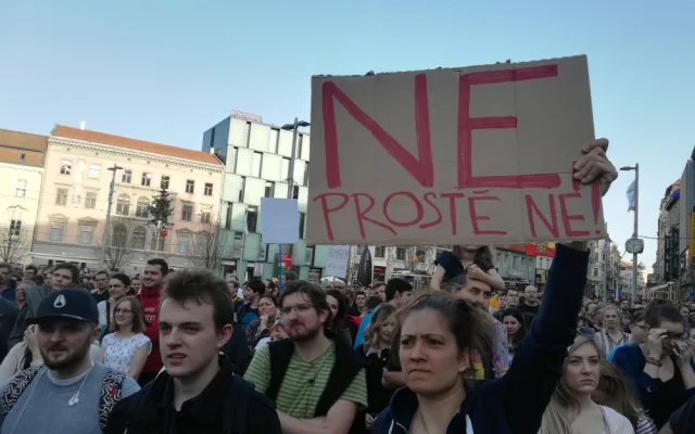 Lidé si na náměstí Svobody přinesli i transparenty