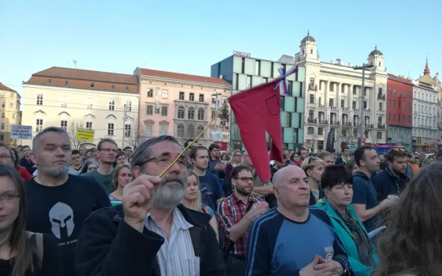 Lidé si na náměstí Svobody přinesli i transparenty