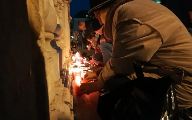 Lidé pokládali svíčky k fotografiím Jana Palacha