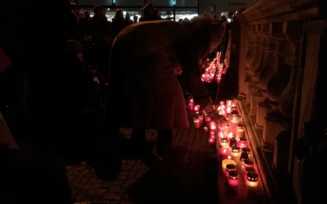 Lidé pokládali svíčky k fotografiím Jana Palacha
