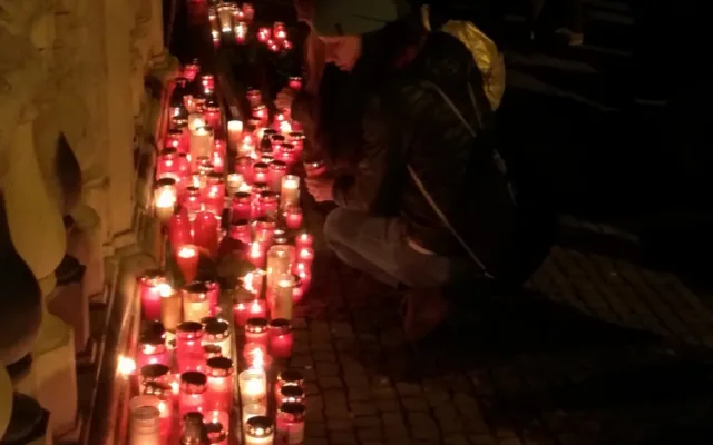 Lidé pokládali svíčky k fotografiím Jana Palacha