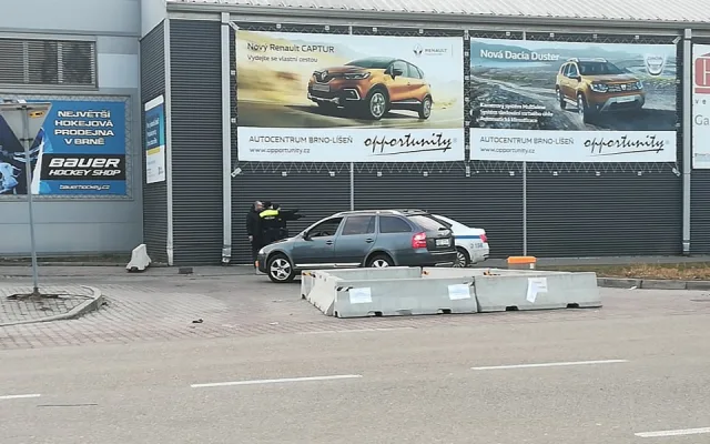 Betonové zátarasy ped hokejovou halou mládeže na Sportovní