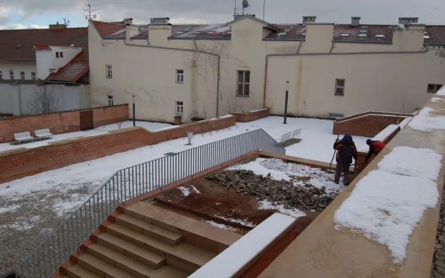 Práce na revitalizaci okolí petrovské katedrály