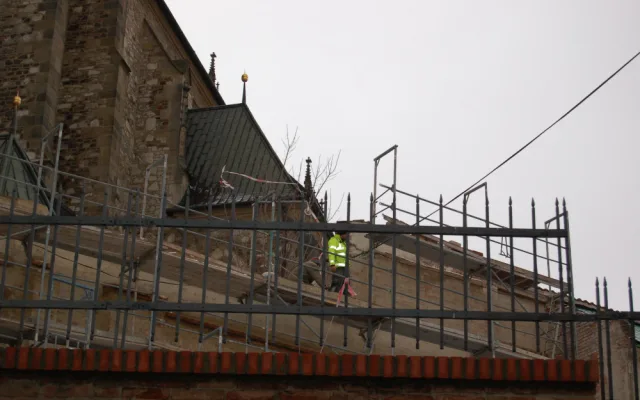 Práce na revitalizaci okolí petrovské katedrály