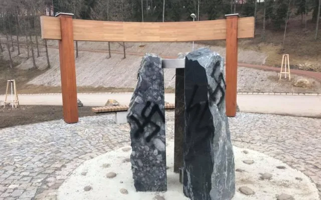 FOTO: V Líšni řádil vandal. Lavičky a fontánu pomaloval nacistickou symbolikou