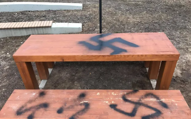 FOTO: V Líšni řádil vandal. Lavičky a fontánu pomaloval nacistickou symbolikou