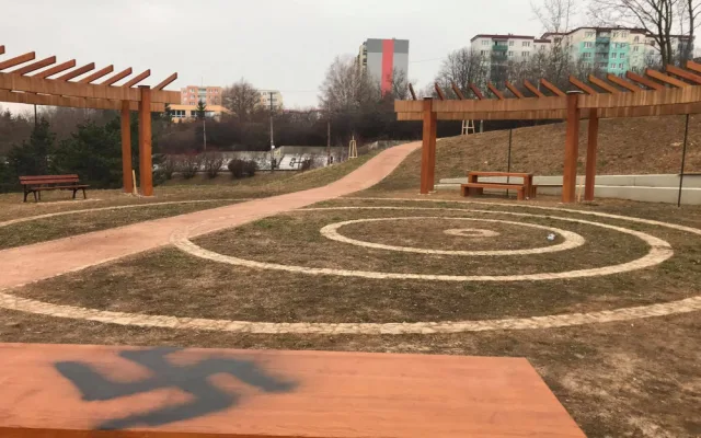 FOTO: V Líšni řádil vandal. Lavičky a fontánu pomaloval nacistickou symbolikou