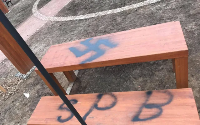 FOTO: V Líšni řádil vandal. Lavičky a fontánu pomaloval nacistickou symbolikou