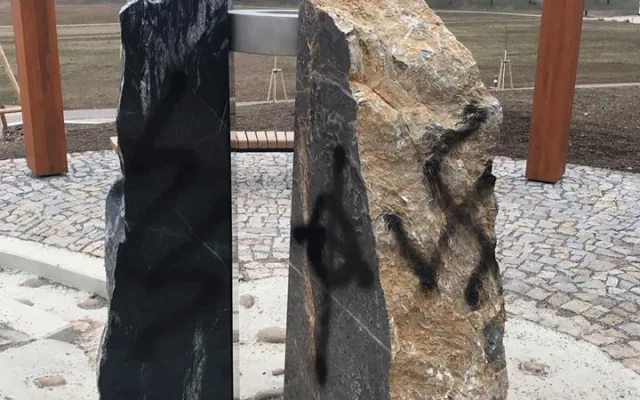 FOTO: V Líšni řádil vandal. Lavičky a fontánu pomaloval nacistickou symbolikou
