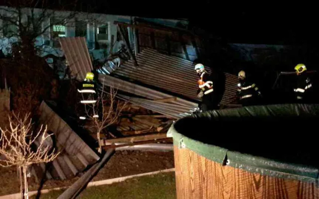 FOTO : Na jižní Moravě jsou tisíce domácností bez elektřiny, silný vítr odnášel i střechy