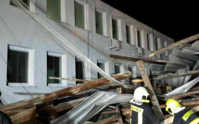 FOTO : Na jižní Moravě jsou tisíce domácností bez elektřiny, silný vítr odnášel i střechy
