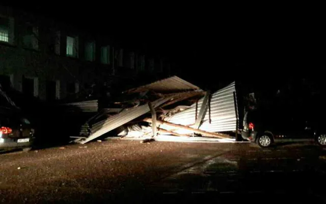 FOTO : Na jižní Moravě jsou tisíce domácností bez elektřiny, silný vítr odnášel i střechy