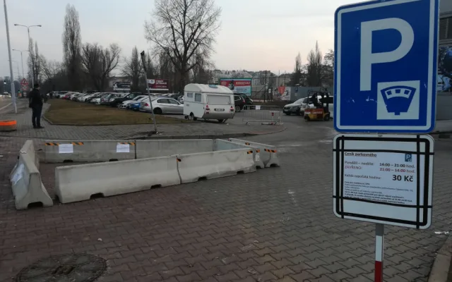 Betonové zátarasy u hokejové haly na Sportovní