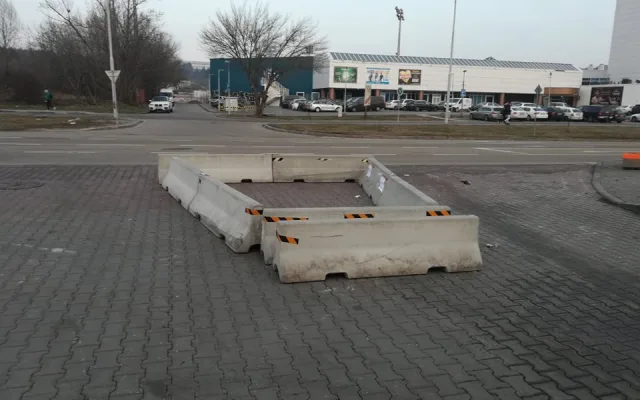 Betonové zátarasy u hokejové haly na Sportovní
