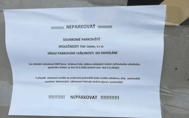 Betonové zátarasy u hokejové haly na Sportovní