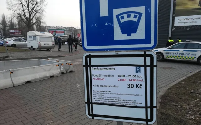 Betonové zátarasy u hokejové haly na Sportovní