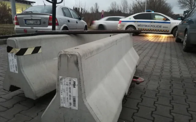 Betonové zátarasy u hokejové haly na Sportovní