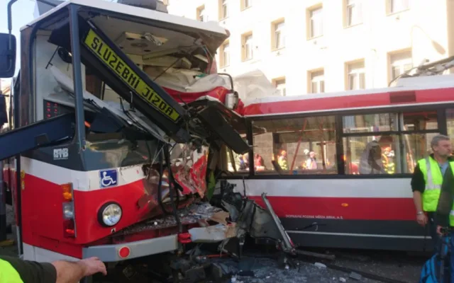 Následky nehody šaliny a trolejbusu na Křenové ulici, zdroj Drážní inspekce