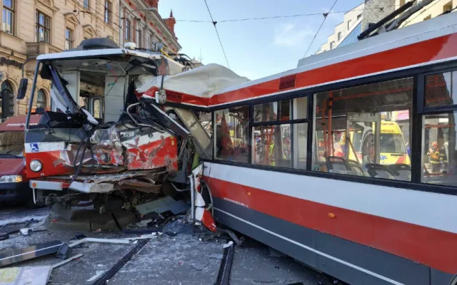Následky nehody šaliny a trolejbusu na Křenové ulici, zdroj Drážní inspekce