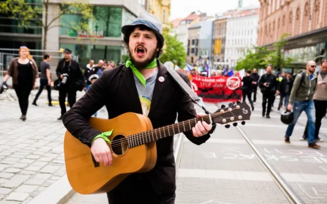 Jeden z blokujících při demonstraci v roce 2017