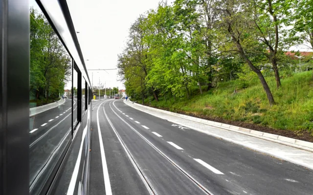 FOTO: Údolní ulice je pro MHD opět průjezdná. Řidiči aut se dočkají ve středu