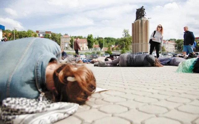 Protestní happening proti konání veletrhu IDET