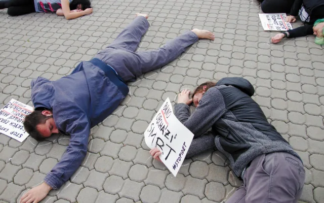 Protestní happening proti konání veletrhu IDET